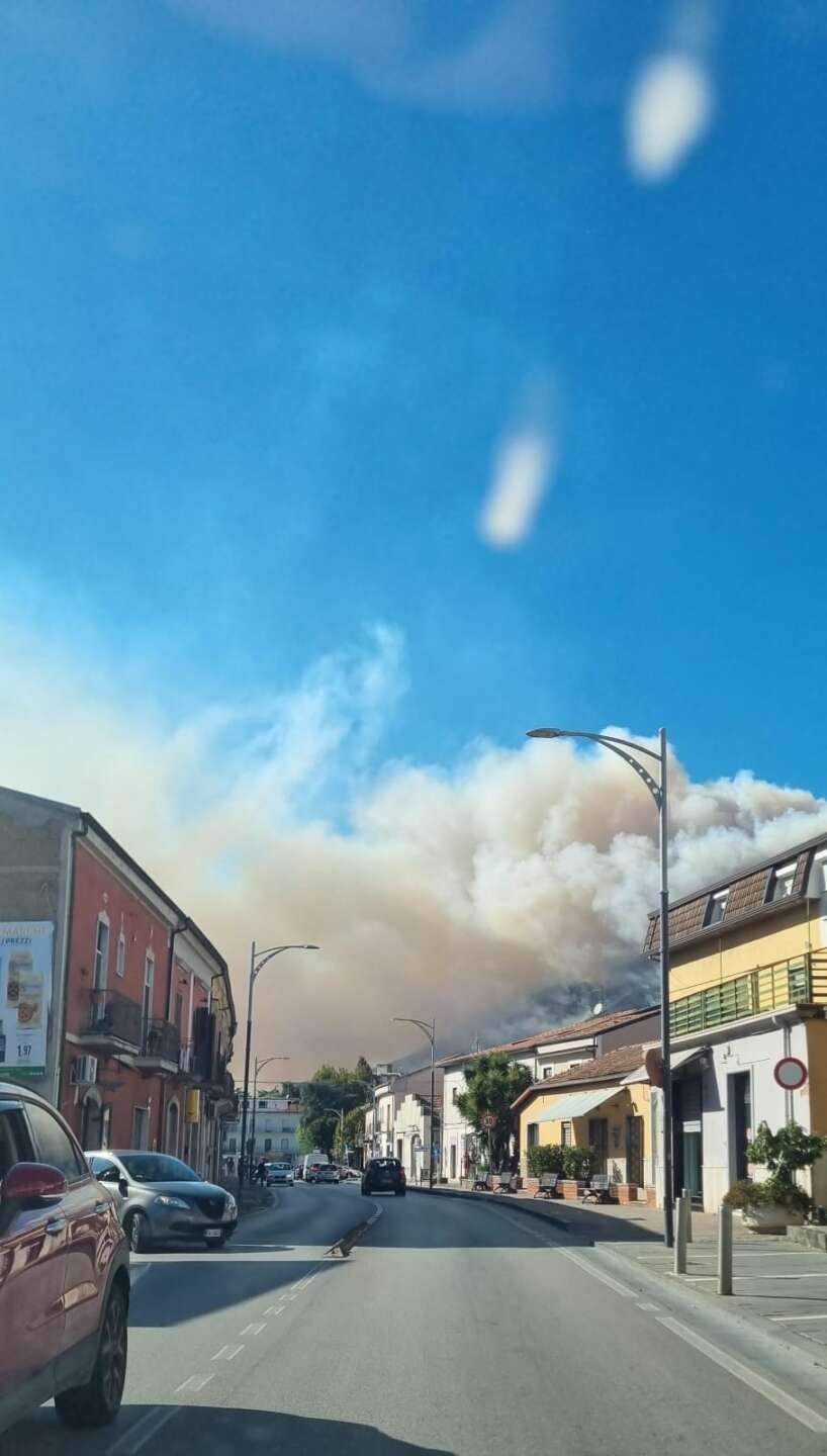 foto vasto incendio alle falde del taburno ancora fumo e fiamme in valle caudina da Anteprima24.it foto vasto incendio alle falde del taburno ancora fumo e fiamme in valle caudina