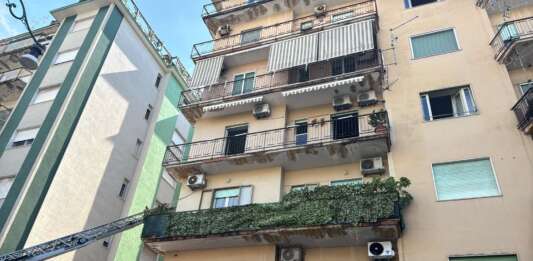 Incendio in un appartamento: due persone intossicate