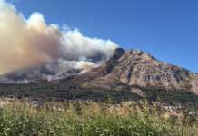 FOTO/ Vasto incendio alle falde del Taburno: ancora fumo e fiamme in Valle Caudina