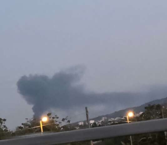 Vasto incendio a Ottaviano, alta colonna di fumo nero