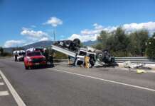 FOTO/ Ancora strade killer: furgone si capovolge, un morto e due feriti