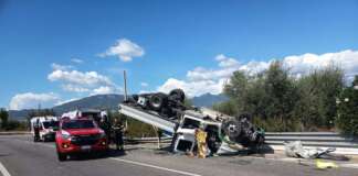 FOTO/ Ancora strade killer: furgone si capovolge, un morto e due feriti