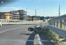 Impatto tra un’auto e una moto: muore un 31enne