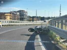 Impatto tra un’auto e una moto: muore un 31enne