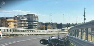 Impatto tra un’auto e una moto: muore un 31enne
