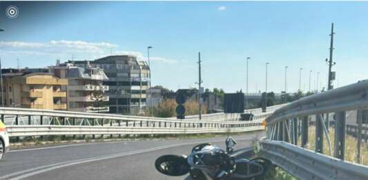 Impatto tra un’auto e una moto: muore un 31enne