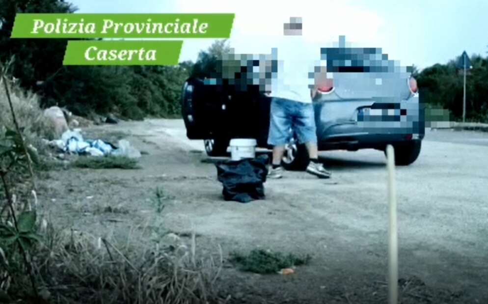 abbandono di rifiuti pericolosi a bordo strada denunciato un 45enne da Anteprima24.it abbandono di rifiuti pericolosi a bordo strada denunciato un 45enne
