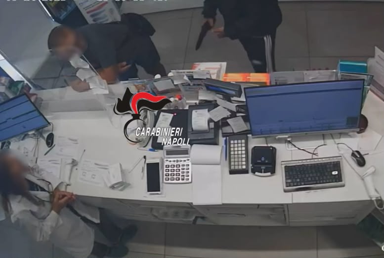 volto coperto dal casco tradito dal tatuaggio fermato rapinatore innamorato da Anteprima24.it volto coperto dal casco tradito dal tatuaggio fermato rapinatore innamorato