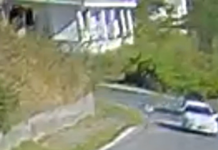 Lancia sacchetto di rifiuti dal finestrino: immortalato dalle telecamere, scatta la denuncia Rifiuti gettati dal finestrino