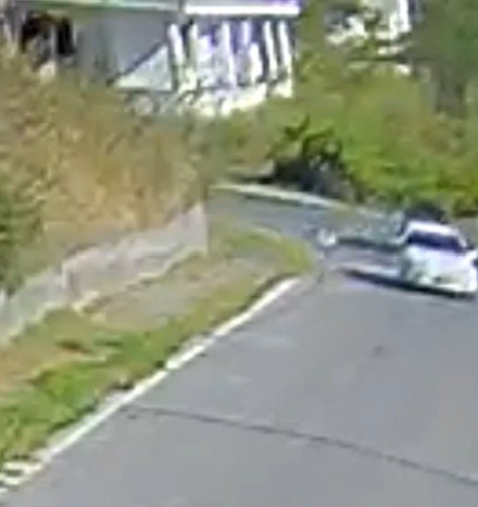 lancia sacchetto di rifiuti dal finestrino immortalato dalle telecamere scatta la denuncia da Anteprima24.it lancia sacchetto di rifiuti dal finestrino immortalato dalle telecamere scatta la denuncia