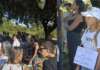 Roghi tossici a Giugliano, bambine alla protesta: “Basta aria sporca, vogliamo un futuro migliore”