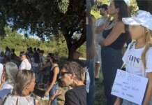 Roghi tossici a Giugliano, bambine alla protesta: “Basta aria sporca, vogliamo un futuro migliore”