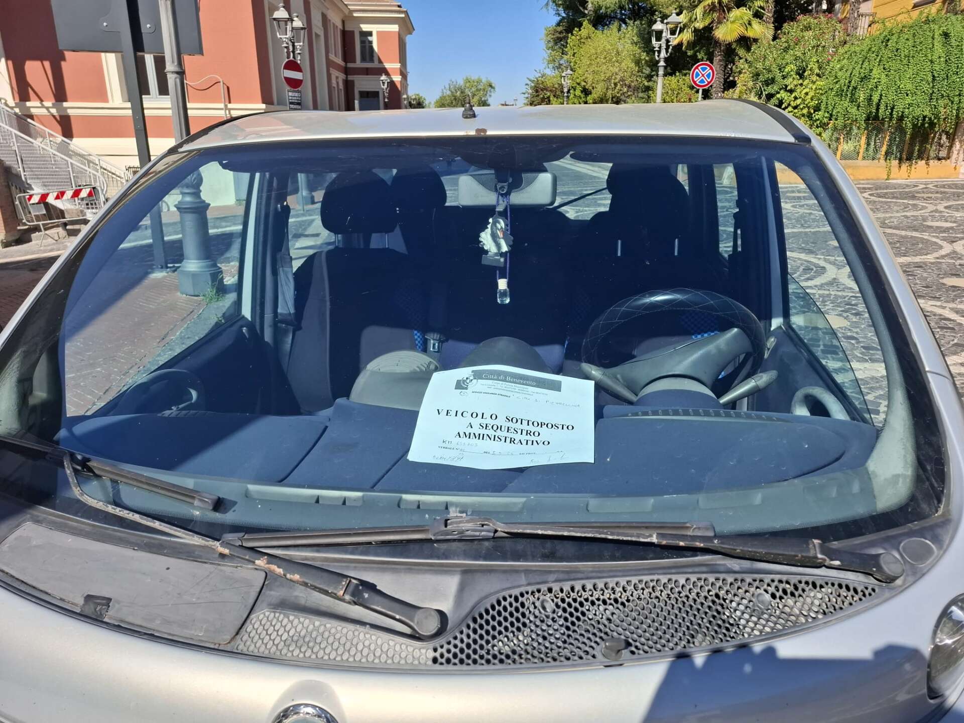 beccato alla guida senza assicurazione e con patente scaduta auto sequestrata da Anteprima24.it beccato alla guida senza assicurazione e con patente scaduta auto sequestrata