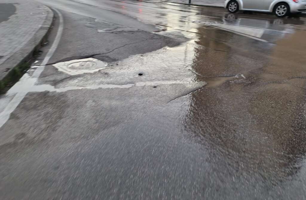 Perdita acqua tombino viale Mellusi