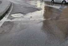 Viale Mellusi, copiosa perdita d’acqua da un tombino: riflettori sulla rete idrica Perdita acqua tombino viale Mellusi