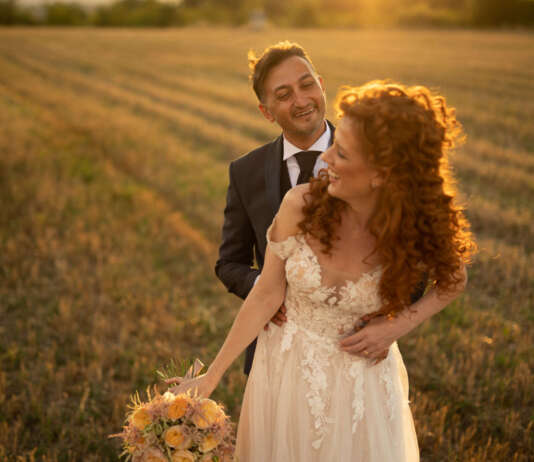 Fotografia di matrimonio narrativa: il racconto delle nozze tra Irpinia e Salernitano nelle parole di Biagio Sollazzi Sposi al tramonto nel giardino di Villa Relais Imperatrice a Flumeri, fotografia di matrimonio narrativa di Biagio Sollazzi