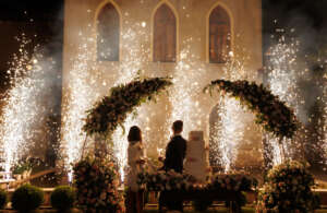 Momento spontaneo degli invitati nella sala affrescata di Villa Soglia a Castel San Giorgio, reportage di matrimonio