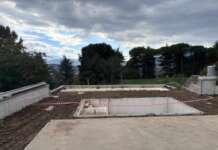 Maxi piscina abusiva in piena città: sequestro e denunce
