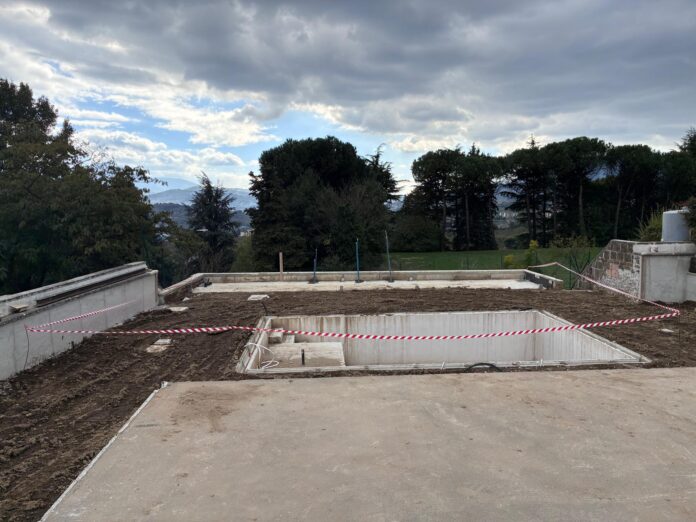 maxi piscina abusiva in piena citt224 sequestro e denunce da Anteprima24.it maxi piscina abusiva in piena citt224 sequestro e denunce