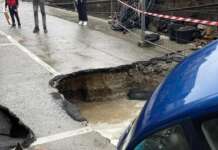 Napoli, la strada sprofonda dopo il nubifragio: auto inghiottita da una voragine