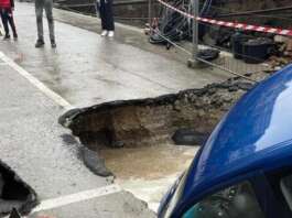Napoli, la strada sprofonda dopo il nubifragio: auto inghiottita da una voragine