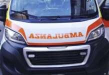 Il trattore si ribalta, agricoltore muore schiacciato ambulanza