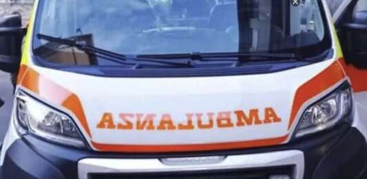 Il trattore si ribalta, agricoltore muore schiacciato ambulanza