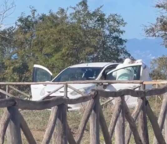 Uomo trovato morto in auto con profonda ferita alla gola auto uomo sgozzato agropoli