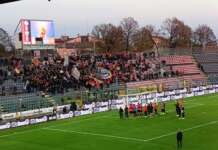 Cremonese-Benevento 2-0, la Strega si fa male da sola con due errori da matita rossa Benevento sotto la curva dello Zini a Cremona