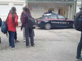 Furto in una scuola: ladri forzano un infisso e scassinano distributore di merendine Furto guacci