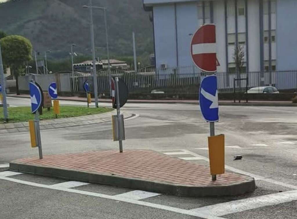 Baronissi cartelli stradali danneggiati