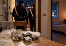 “Mamma non c’è”: a Scampia trovano una 12enne sola in casa con 400 grammi di hashish