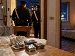 “Mamma non c’è”: a Scampia trovano una 12enne sola in casa con 400 grammi di hashish