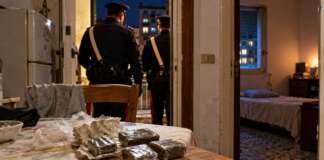 “Mamma non c’è”: a Scampia trovano una 12enne sola in casa con 400 grammi di hashish