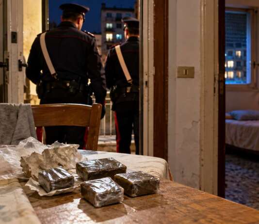 “Mamma non c’è”: a Scampia trovano una 12enne sola in casa con 400 grammi di hashish
