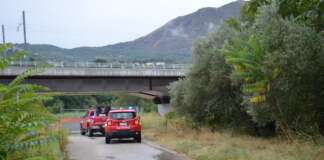 La lite davanti al bar e il 43enne trovato nel fiume: un giovane indagato
