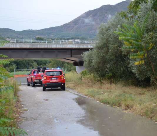 La lite davanti al bar e il 43enne trovato nel fiume: un giovane indagato