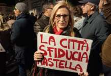“La città sfiducia Mastella”: corteo a Benevento, le opposizioni chiedono un passo indietro