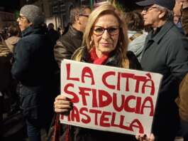 “La città sfiducia Mastella”: corteo a Benevento, le opposizioni chiedono un passo indietro