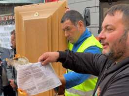 Agricoltori in rivolta: trattori, catene e una bara contro il caro gasolio