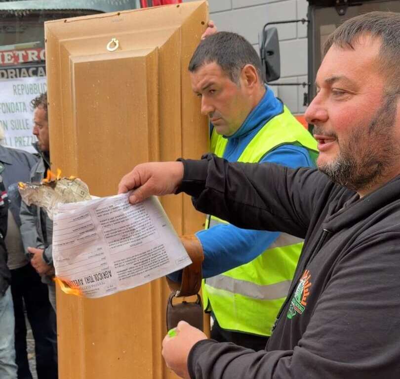 agricoltori in rivolta trattori catene e una bara contro il caro gasolio da Anteprima24.it agricoltori in rivolta trattori catene e una bara contro il caro gasolio