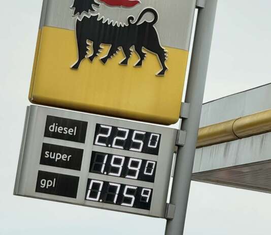Diesel, la farsa del tetto: doveva fermarsi a 2,19 euro. È già a 2,25