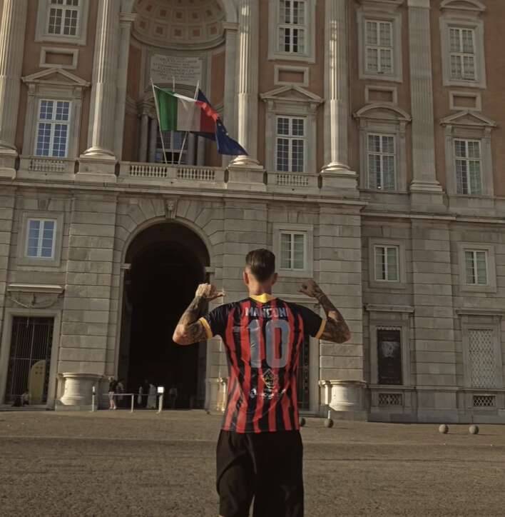casertana ai piedi di manconi il bomber reale celebrato con un video davanti la reggia da Anteprima24.it casertana ai piedi di manconi il bomber reale celebrato con un video davanti la reggia