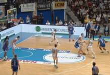 Napoli Basket, +19 a Cantù e primo posto in classifica Napoli Basket, blitz a Cantù