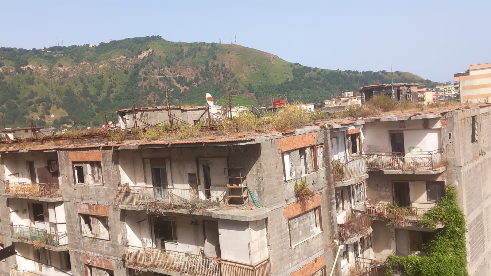 napoli l8217ecomostro di pianura che minaccia i cittadini abbandono e rischio crolli ora si abbatta da Anteprima24.it napoli l8217ecomostro di pianura che minaccia i cittadini abbandono e rischio crolli ora si abbatta