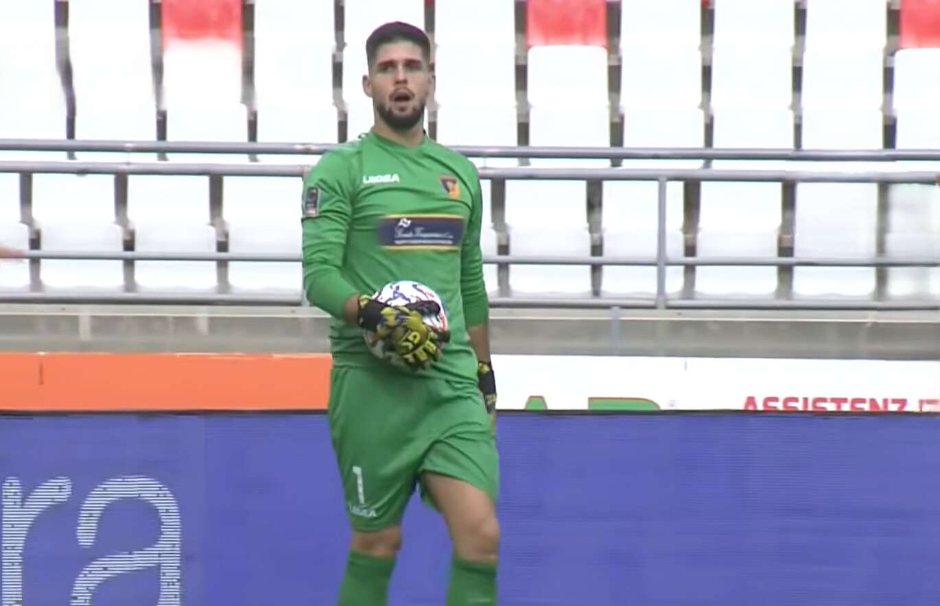 giugliano due gol condannano i giallobl249 contro la corazzata bari da Anteprima24.it giugliano due gol condannano i giallobl249 contro la corazzata bari