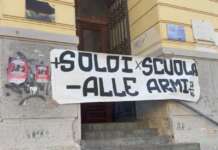 Salerno, protesta al Liceo Tasso: più fondi per la scuola, meno alle armi Protesta Liceo Tasso Salerno