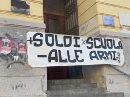 Salerno, protesta al Liceo Tasso: più fondi per la scuola, meno alle armi Protesta Liceo Tasso Salerno