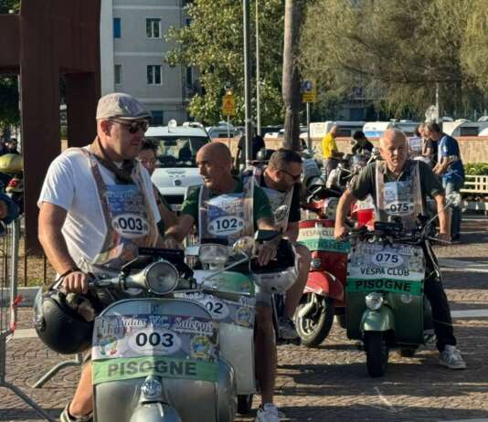 Salerno, lungomare invaso dalle…Vespe raduno vespa