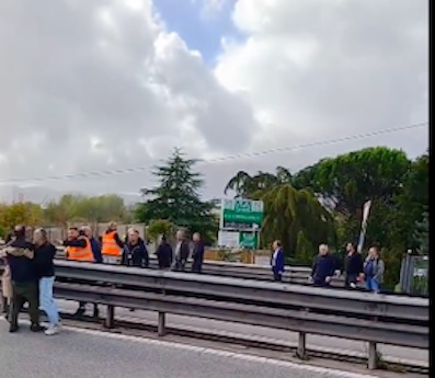 I camion tornano al casello: sale la tensione, interviene la Polizia